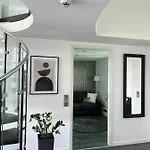 Upea Loftsuite, Jaervinaekymae, Wifi, Sauna & Apartman Tampere